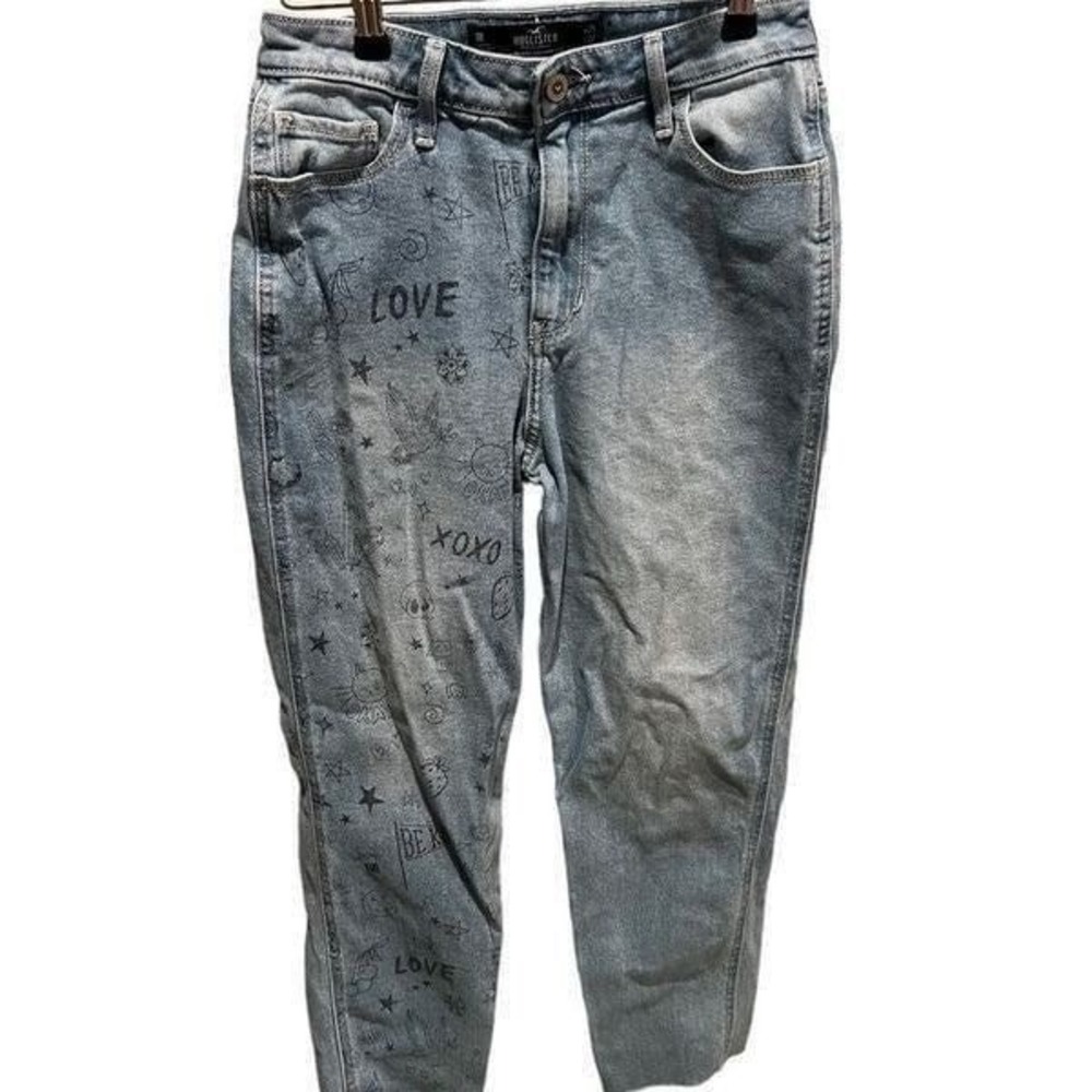 Hollister Ultra High Rise light wash Mom Jeans with raw hems size 1R